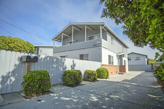 6729 Trigo Rd in Isla Vista, CA - Building Photo - Building Photo