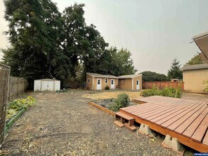 450 W Sherman St in Lebanon, OR - Building Photo - Building Photo