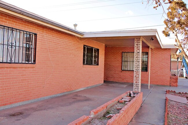 9000 Lowenstein Ave in El Paso, TX - Building Photo - Building Photo