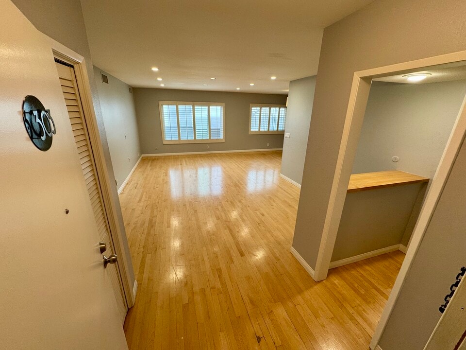 1250 N Kings Rd, Unit 303 in West Hollywood, CA - Building Photo