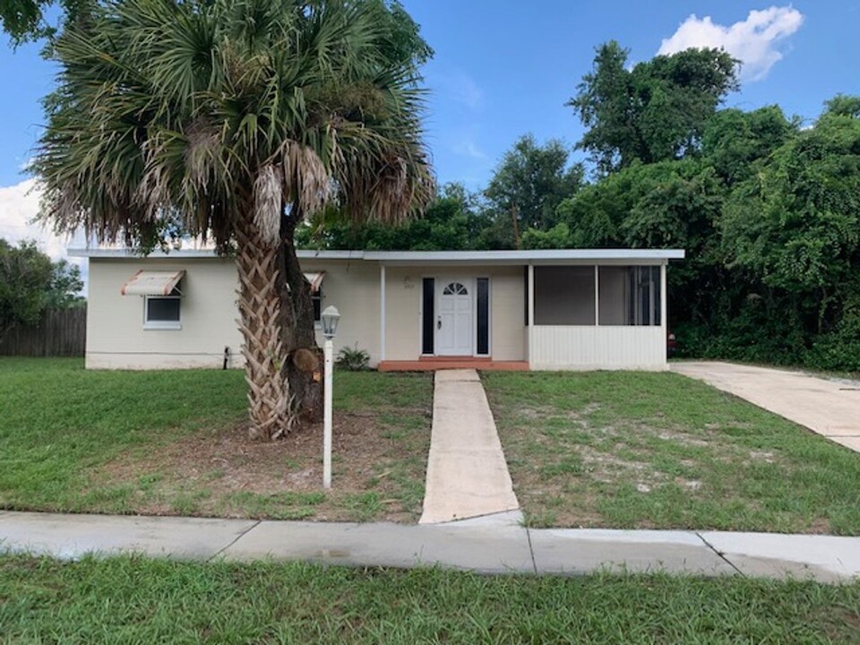 2375 Austin Ave in Deltona, FL - Building Photo