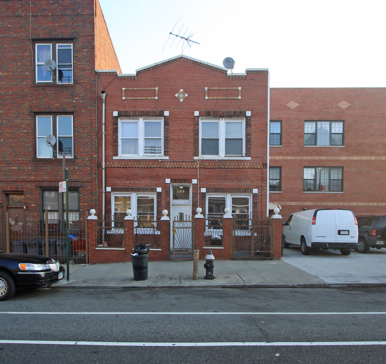 209 Central Ave in Brooklyn, NY - Foto de edificio