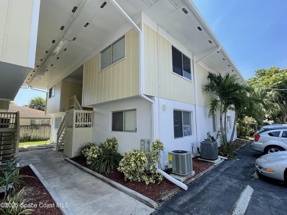 419 Ocean Ave in Melbourne Beach, FL - Building Photo