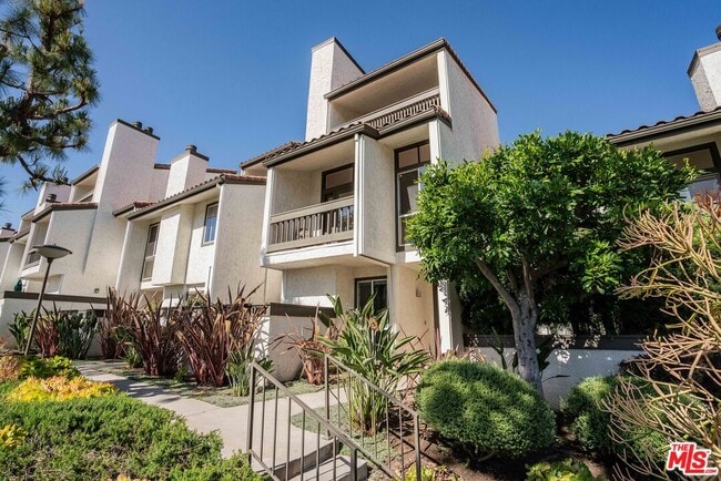 17083 Palisades Cir in Los Angeles, CA - Building Photo - Building Photo