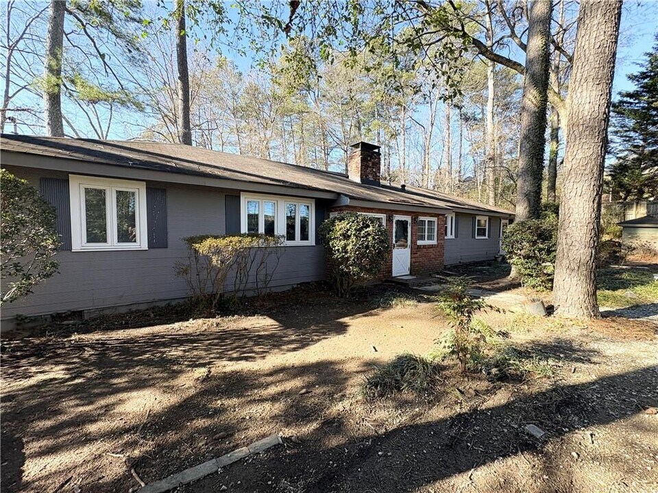 4061 Lower Roswell Rd in Marietta, GA - Foto de edificio