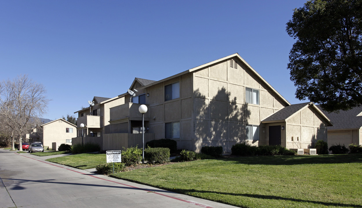 13414 Chestnut Ave in Fontana, CA - Foto de edificio