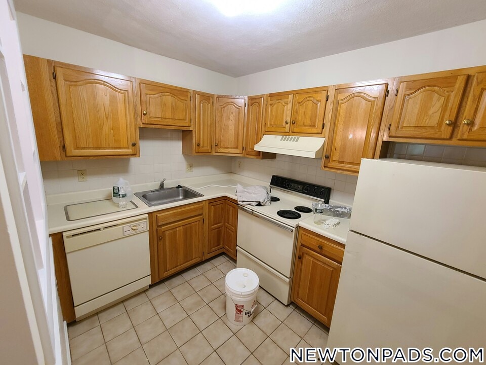 276 Grove St in Newton, MA - Building Photo