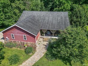 1106 W Countryside Ln in Bloomington, IN - Foto de edificio - Building Photo