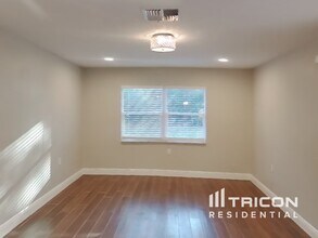 7785 Holiday Dr in Spring Hill, FL - Foto de edificio - Building Photo