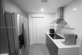 6670 NW 114th Ave in Doral, FL - Foto de edificio - Building Photo