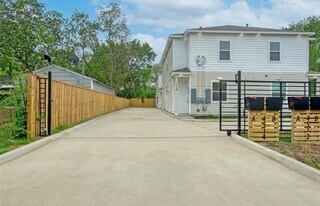 4512 Brinkley St, Unit B in Houston, TX - Building Photo
