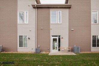 2621 S Jefferson Ave, Unit 323 in Springfield, MO - Building Photo - Building Photo