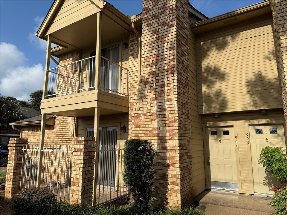 1515 Sandy Springs Rd in Houston, TX - Building Photo