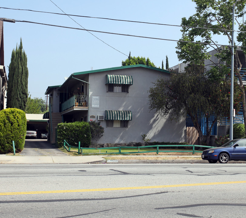 15045 Burbank Blvd in Van Nuys, CA - Building Photo