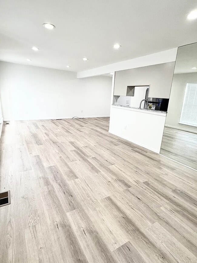 8841 Sunrise Dr in Sterling Heights, MI - Building Photo - Building Photo