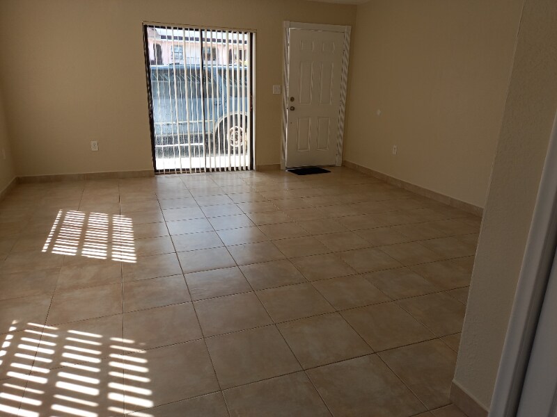 43 W 43rd Pl in Hialeah, FL - Building Photo