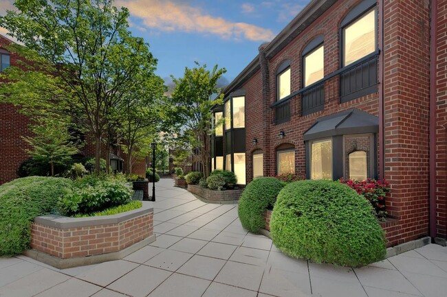 1008 Paper Mill Ct NW in Washington, DC - Building Photo - Building Photo