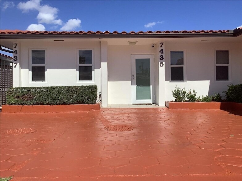 7435 SW 23rd St in Miami, FL - Building Photo