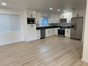 24223 Arch St, Unit One-Half in Santa Clarita, CA - Foto de edificio - Building Photo