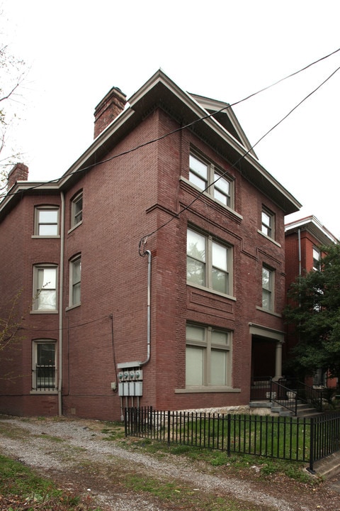 1110 S 1st St in Louisville, KY - Foto de edificio