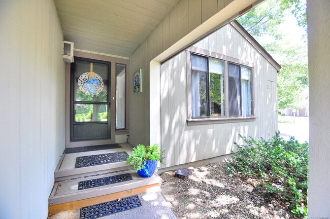 16 Applewood Ln in Avon, CT - Building Photo - Building Photo