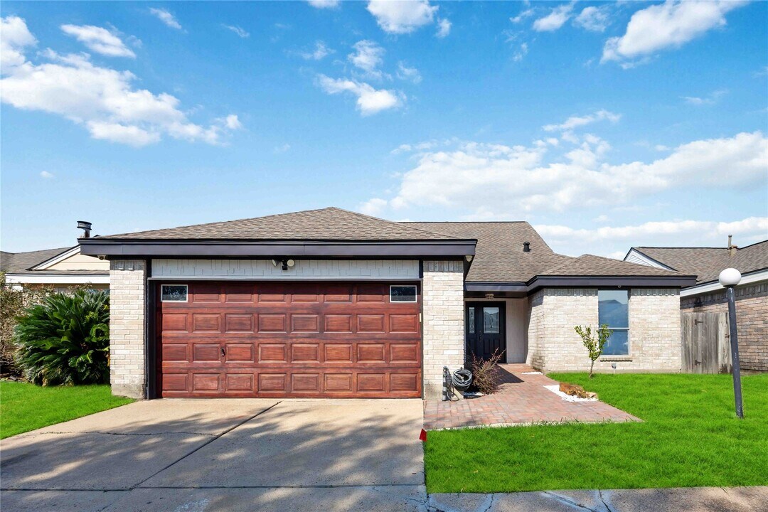6210 Gladewell Dr in Houston, TX - Foto de edificio