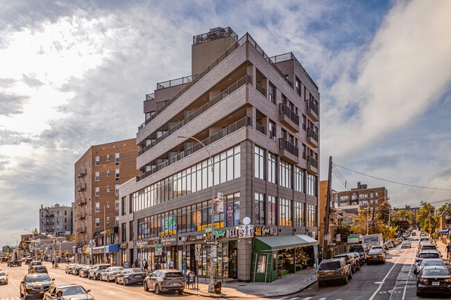 7410 Broadway in Flushing, NY - Foto de edificio - Primary Photo