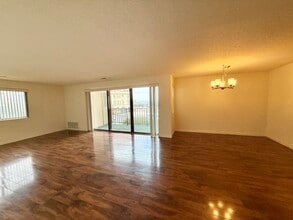 295 Lynn Shore Dr, Unit 105 in Lynn, MA - Building Photo - Building Photo