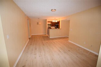 5120 Conroy Rd in Orlando, FL - Foto de edificio - Building Photo