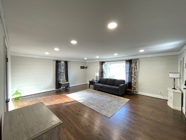 2188 S Lumpkin St in Athens, GA - Building Photo - Building Photo