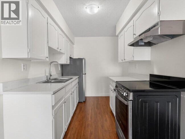 170 W 4th St in North Vancouver, BC - Building Photo - Building Photo