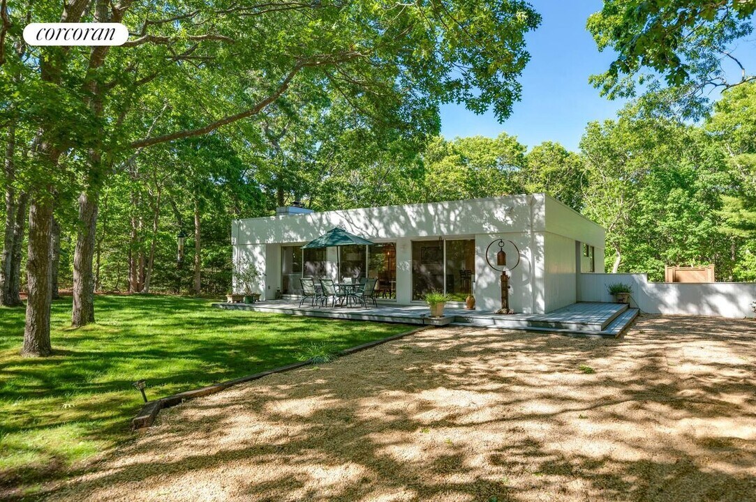 49 Diane Dr in East Hampton, NY - Building Photo