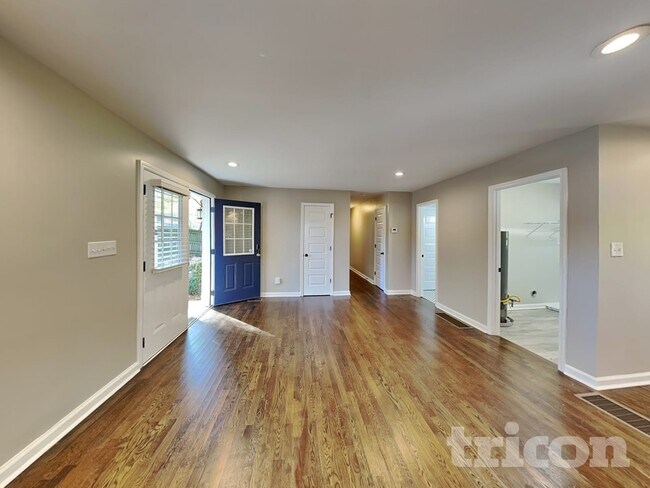 2001 E Lake Dr in Marietta, GA - Foto de edificio - Building Photo