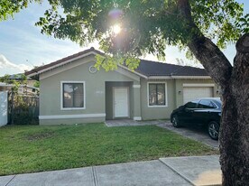 22484 SW 109th Psge in Miami, FL - Building Photo
