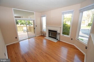 1047 Trevino Ln in Herndon, VA - Building Photo - Building Photo