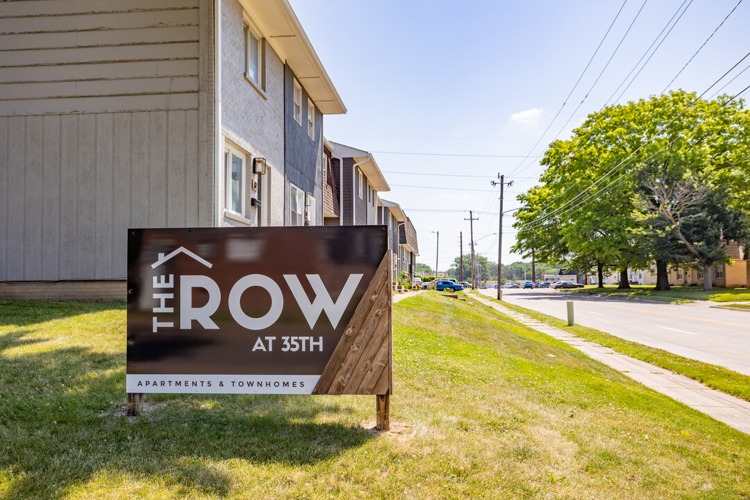 The Row at 35th Apartments in Davenport, IA - Foto de edificio