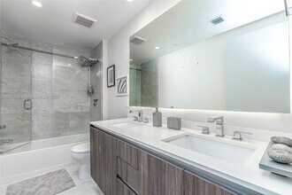 488 NE 18th St, Unit 3911 in Miami, FL - Foto de edificio - Building Photo