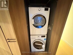 81 Wellesley St E in Toronto, ON - Building Photo - Building Photo