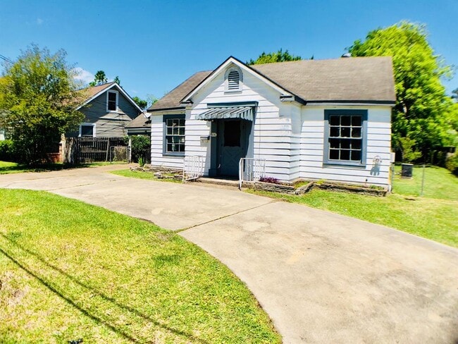 1836 Rivercrest St in Beaumont, TX - Building Photo - Building Photo