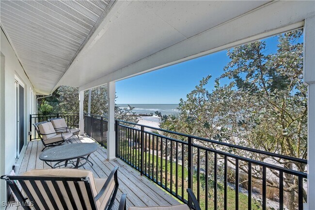 property at 1065 Gulf Shore Blvd N