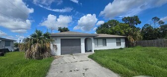 5498 Montego Ln in Port Charlotte, FL - Building Photo