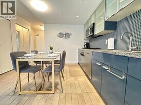 33 Smithe St in Vancouver, BC - Building Photo