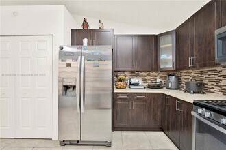 11037 SW 152nd Ct in Miami, FL - Foto de edificio - Building Photo