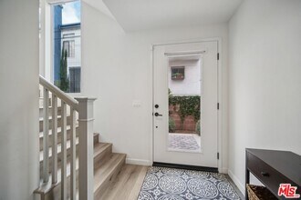 11821 Holly Wy in Los Angeles, CA - Building Photo - Building Photo