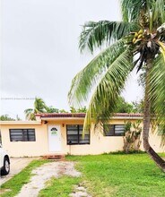1051 NE 155th St in North Miami Beach, FL - Building Photo - Building Photo