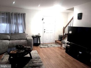 2011 Quiet Creek Ct in Woodbridge, VA - Building Photo - Building Photo