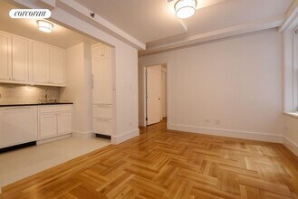 27 W 72nd St in New York, NY - Foto de edificio - Building Photo