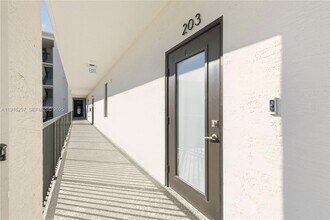 8265 NW 41st St in Doral, FL - Building Photo - Building Photo