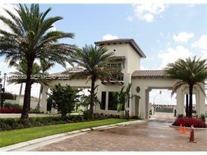 9823 W 34th Ln in Hialeah, FL - Foto de edificio - Building Photo