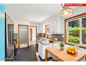 10925 NE Skidmore St in Portland, OR - Building Photo - Building Photo